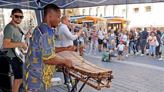Bei der Band BallaBalla, die am Strohmarkt auftritt, spielt das westafrikanische Instrument Balaphon eine tragende Rolle.