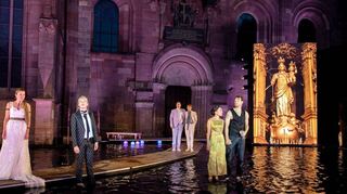 Sind in Worms heuer nah am Wasser und auf Sand gebaut: patriarchalisch geprägte Ehen und andere dynastische Beziehungen. Brünhild (Genija Rykova, v. l.) mit König Gunter (Franz Pätzold), dahinter seine Brüder Gernot (Nicolas-Frederick Djuren) und Giselher (Joshua Seelenbinder) sowie deren Schwester Kriemhild (Gina Haller) mit Gatten Siegfried (Felix Rech).