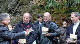 <p>Die Drittklässler erobern den neuen Märchenspielplatz (o.), unten links: Rektor Ulrich Lutz (l.) dankt den Unterstützern um den Fördervereinsvorsitzenden Michael Heitlinger (2.l.), die Kinder durchschneiden das symbolische Band (u.re.).</p>