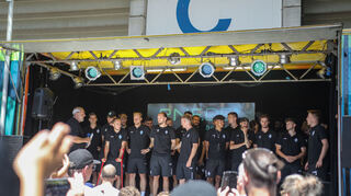 Die Mannschaft des SV Waldhof wird auf dem RNF-Truck von Stadionsprecher Stephan Christen vorgestellt.