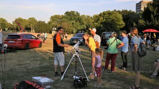 Kurz vor Sonnenuntergang: Besucher des Planetariums blicken in den Himmel.