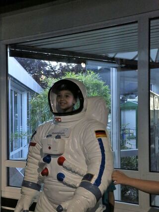 Der kleine Dominik fühlt sich im Technoseum wie ein großer Astronaut.