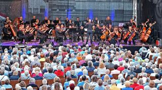 Beim Open Air auf dem Dorfplatz zünden die Starkenburg Philharmoniker unter der Leitung von Jari Hämäläinen ein musikalisches Feuerwerk eingängiger Klassik-Melodien.
