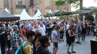 Rausgehen, Feiern, viele Menschen treffen: Vor der Livebühne herrscht beste Stimmung.