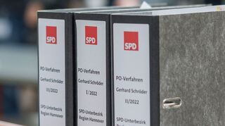 Das Parteiordnungsverfahren gegen Gerhard Schröder hat begonnen.