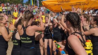 Jubel bei Sportlerinnen und Fans: Die Seilspringerinnen von „Ghost Jumpers“ lagen beim Drachenboot-Event zum sechsten Mal in der Frauen-Klasse vorn.