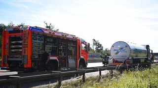 Bei einem Tanklastzug ist der Tank beschädigt worden.