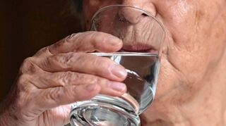 Gerade Seniorinnen und Senioren müssten bei hohen Außentemperaturen mehr trinken, als sie Durst haben, rät Notfallmediziner Thomas Walter.