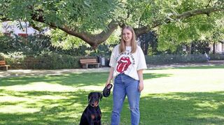 Schillerplatz in B 3: An den Randbereichen des Platzes gibt es viel Schatten. Hier ist Katharina mit Hündin Anouk unterwegs.