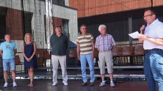 Auszeichnung für Stadtradler: Peter Achtstätter (v.l.), Stephanie Gründler für Daniel Bennette, Bernhard Bach, Werner Kühl, Werner Scholz und Bürgermeister Achim Weitz.