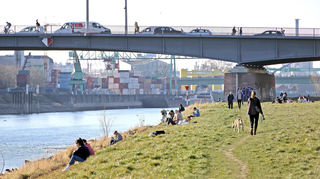 Mannheim. Leben am Wasser. Im Bild: Impressionen am Neckar zwischen Friedrich-Ebert-Brücke und Kurpfalzbrücke.