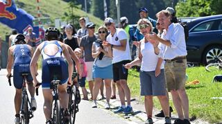 Prominente Unterstützung: Ex-Ski-Star Markus Wasmeier (rechts im Bild) feuert die Triathletinnen wie die Viernheimer Starterin Leana Bissig auf der Radstrecke an.