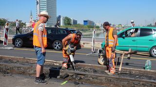 Schwitzen unter sengender Sonne: Die Gleisarbeiten auf der Kurpfalzbrücke sind bei diesem Wetter Schwerstarbeit.