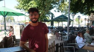 Giuseppe Rindone kellnert im Restaurant Adria am Alten Meßplatz.