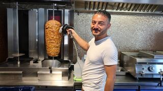 Ceyhun Cavas von Art of Döner hat es am Grill mit zwei Hitzequellen zu tun.