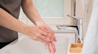 Vorbeugen: Regelmäßig Hände waschen und Hygiene beachten.