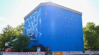 Der ehemalige Hochbunker in der Brunckstraße verwandelt sich in Richtung Norden und Westen in ein gigantisches Kunstwerk.