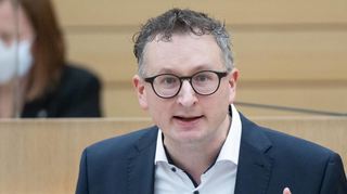 Andrea Schwarz, Grünen-Fraktionschef im Landtag, will den Ausbau der Photovoltaik im Land voranbringen. Das ist auch dringend nötig, denn Baden-Württemberg hinkt beim Ausbau der Erneuerbaren Energien hinterher.
