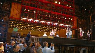 Auch Führungen hinter den Kulissen – hier die Opernbühne – bietet das Theaterfest am Wochenende.