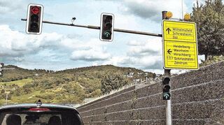 Der Stein beziehungsweise das Schild des Anstoßes: Vor dem Branich-Tunnel gibt es zwar einen Verweis auf Wilhelmsfeld, aber nicht auf Altenbach.