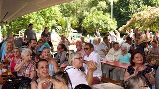 Gut gelaunt im Grünen feiern: Beim Stadtteilfest im Herzogenried kamen an die 3000 Besucher zur Konzertmuschel. Dort wurde die Stimmung bei den abendlichen Auftritten mehrerer Bands ordentlich angeheizt.