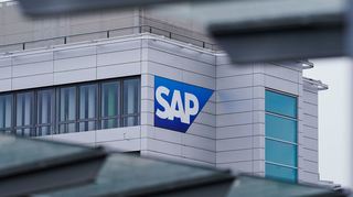 Ein Logo des Softwarekonzerns SAP ist am Hauptgebäude in Walldorf angebracht.