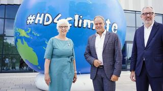 Präsidium und Gastgeber des Städtetags vor einer aufgeblasenen Weltkugel (v.l.): Gudrun Heute-Bluhm, Eckart Würzner und Peter Kurz.