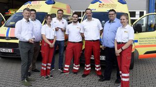 Im Kreise ihrer Unterstützer: Am Samstagabend sollen die vier Ehrenamtlichen des ASB wieder in Mannheim sein – ohne die beiden Krankentransporter.