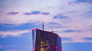 Die Europäische Zentralbank hat den Leitzins unerwartet kräftig von null Prozent auf 0,50 Prozent erhöht.