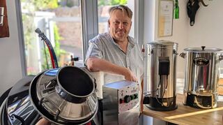 Eine sogenannte „Hopfensau“ (l.) ist ab August das zentrale Element im Ladenburger Braucampus von Biersommelier Gerhard Batschak.