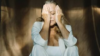 Schmerzen sieht oft keiner, auch weil Betroffene sich mit ihren Problemen zurückziehen. Nicht selten, weil sie wegen ihrer Erkrankung nicht ernstgenommen werden.