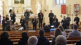 Die Ephata Juniors, der Jugendchor des Chores Ephata (hier bei einem Auftritt in der St.-Andreas-Kirche im vergangenen Dezember), sind am Sonntagnachmittag im Rahmen des großen Konzertereignisses „Lampertheim ist ganz Chor“ auf der Bühne im Stadtpark zu hören.