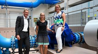 „Die Versorgung ist jederzeit gesichert“: Kommunikationsleiter Sebastian Ackermann (v.l), MVV-Expertin Kathrin Böttcher und Wasserwerksleiterin Claudia Harms im Wasserwerk Rheinau.