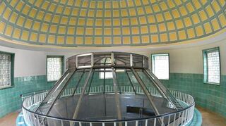 Der Showroom im Wasserwerk Rheinau: Früher wurde hier das Wasser optisch inspiziert, heute werden täglich 6000 Wasserproben im Labor untersucht.