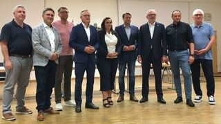 Von links: SPD-Fraktionsvorsitzender im Mannheimer Gemeinderat, Thorsten Riehle; SPD-Landtagsabgeordneter Stefan Fulst-Blei; Mannheimer IG-Metall-Chef Thomas Hahl; SPD-Landes- und Fraktionsvorsitzender in Baden-Württemberg, Andreas Stoch; Mannheimer SPD-Bundestagsabgeordnete Isabel Cademartori; SPD-Landtagsabgeordneter Boris Weirauch; Mannheims Oberbürgermeister Peter Kurz (SPD); Mannheimer Betriebsratsvorsitzender bei Daimler Truck, Bruno Buschbacher; Stadtrat Reinhold Götz (SPD).