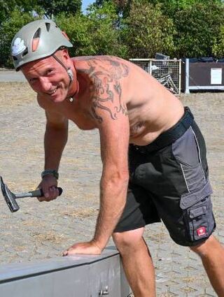 Bühne frei: Rene Eisepith montiert sie für den Auftritt der Toten Hosen.