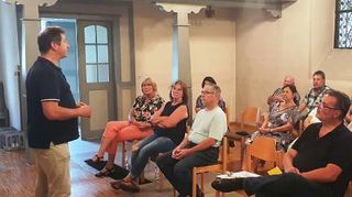 Kirchenvorsteher Bernd Ehret diskutiert mit den Gemeindemitgliedern.