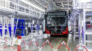 Blick in die Montage von Evobus in Mannheim. Hier wird an einem elektrisch angetriebenen eCitaro-Stadtbus gearbeitet (Aufnahme vor Corona).