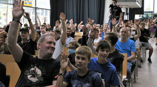 Viele hoben die Hände, als sie gefraagt wurden, ob sie zum ersten Mal die FarmCon besuchen.