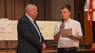 Frank Berner (l.) übergab die Führung des Roten Kreuzes an Tobias Locher.