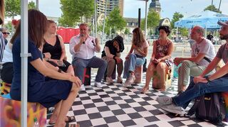 Jugendliche auf dem Alten Meßplatz bei der Fishbowl-Diskussion mit dem SPD-Fraktionsvorsitzenden Thorsten Riehle (Mitte).