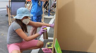 Fanny und Laurynas (links) nehmen an dem Stencil-Workshop teil.