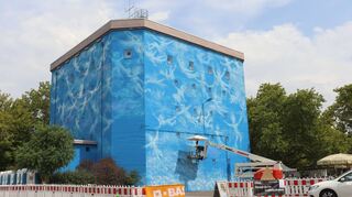 Hochbunker in Himmelblau: Der Künstler DalEast am Samstag bei der Arbeit auf einem Hubsteiger.