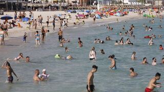 Selbst das Meer bringt wenig Abkühlung: Die bei den Deutschen beliebteste Ferieninsel Mallorca hat mit extremer Hitze zu kämpfen.