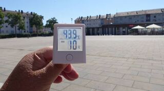 Temperaturmessung auf dem weitgehend baumlosen Berliner Platz in Speyer. Das Thermometer zeigt deutlich über 40 Grad an.