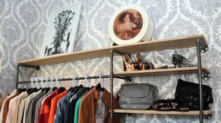 Günstig und nachhaltig: Die neue Boutique für Secondhand-Kleidung am Schillerplatz soll auch Menschen mit geringem Einkommen das Shoppen ermöglichen.