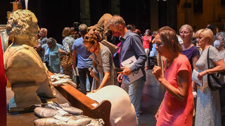 Besichtigung der zu versteigernden Theaterraritäten im Nationaltheater: spartenübergreifenden Festwochenende zum Auszug aus dem Spielhaus.