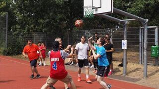 Basketball auf dem Platz an der Ringstraße: Mit unter dem Korb sind Bürgermeister Gottfried Störmer und Erster Stadtrat Marius Schmidt.