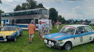 Eine wunderbare Vielfalt von Rallye-Fahrzeugen gibt es in Speyer zu sehen. Hier nur zwei der Teilnehmer: Ein Ford Capri und ein BMW.