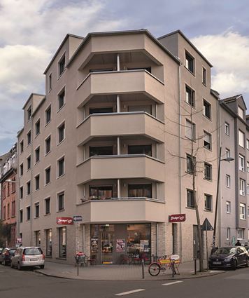 Das Haus in der Hafenstraße 66 hat die GBG neu gebaut. In ihm befinden sich neben einer Bäckerei-Filiale 15 geförderte Wohnungen. Auch an anderen Stellen in der Stadt hat das Unternehmen solche Wohnungen mit vergünstigten Mieten gebaut.